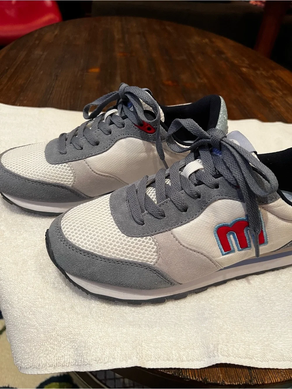 Super cute women’s sneaker by mtng in size 5